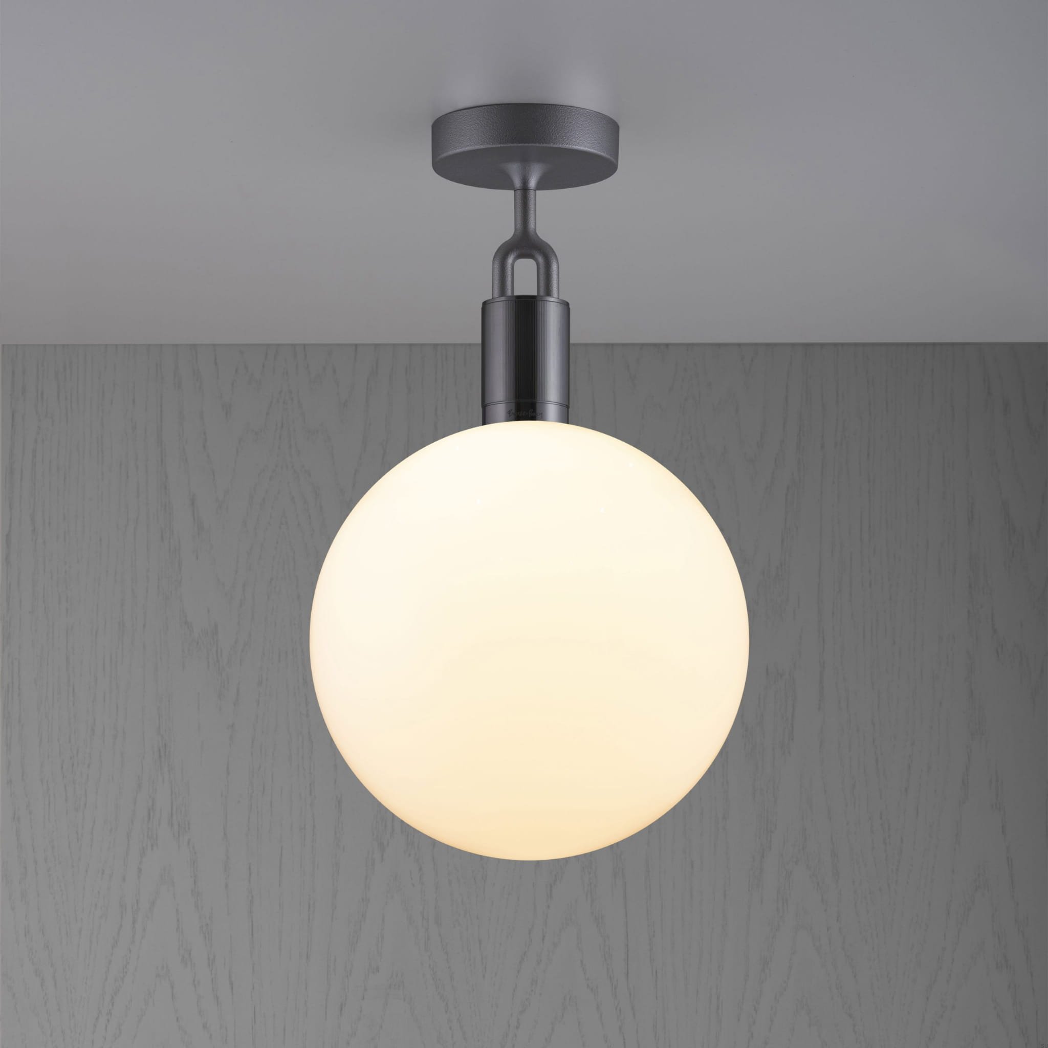 Lampa sufitowa z kloszem Forked L z Mlecznym Kloszem