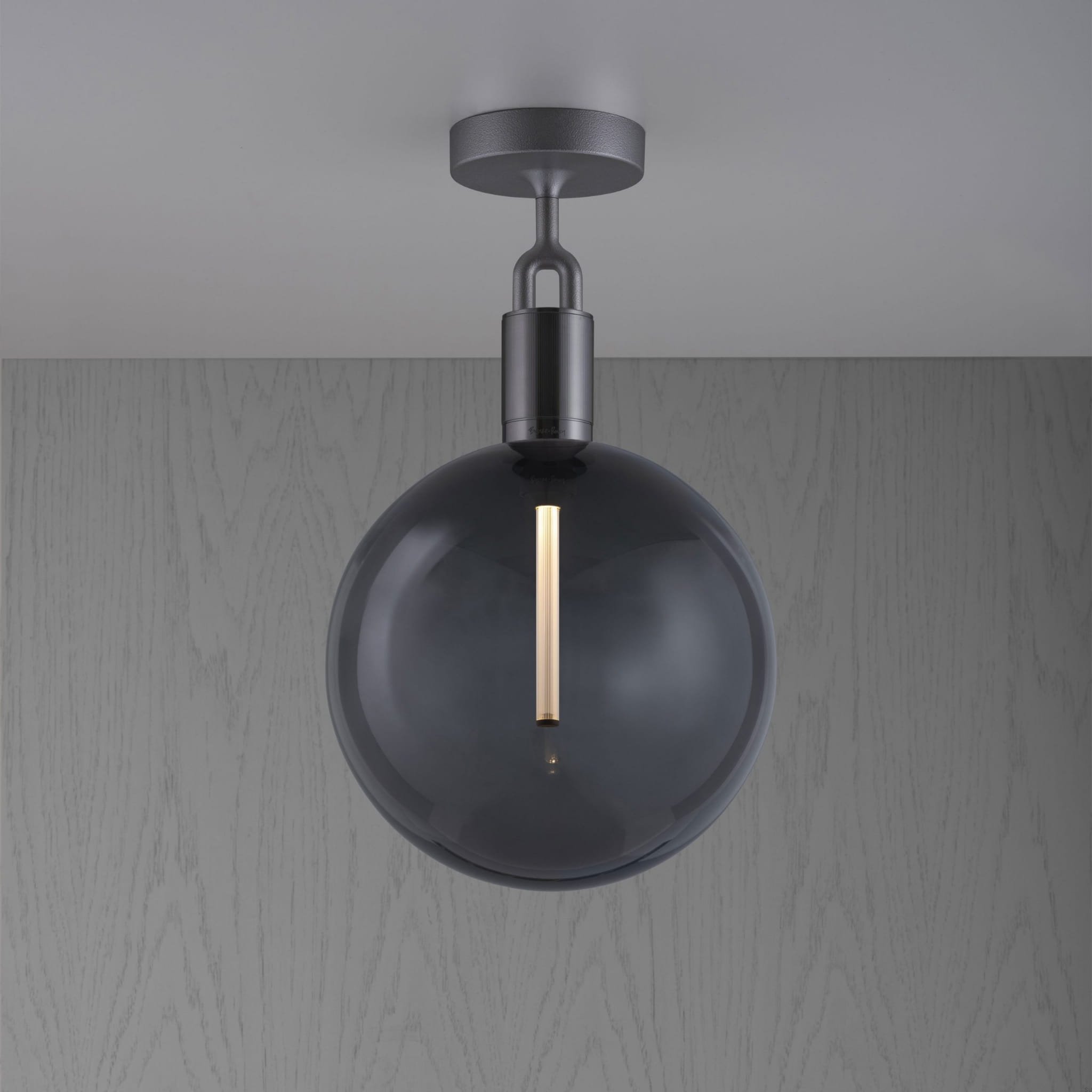 Lampa sufitowa z kloszem Forked L z Dymionym Kloszem
