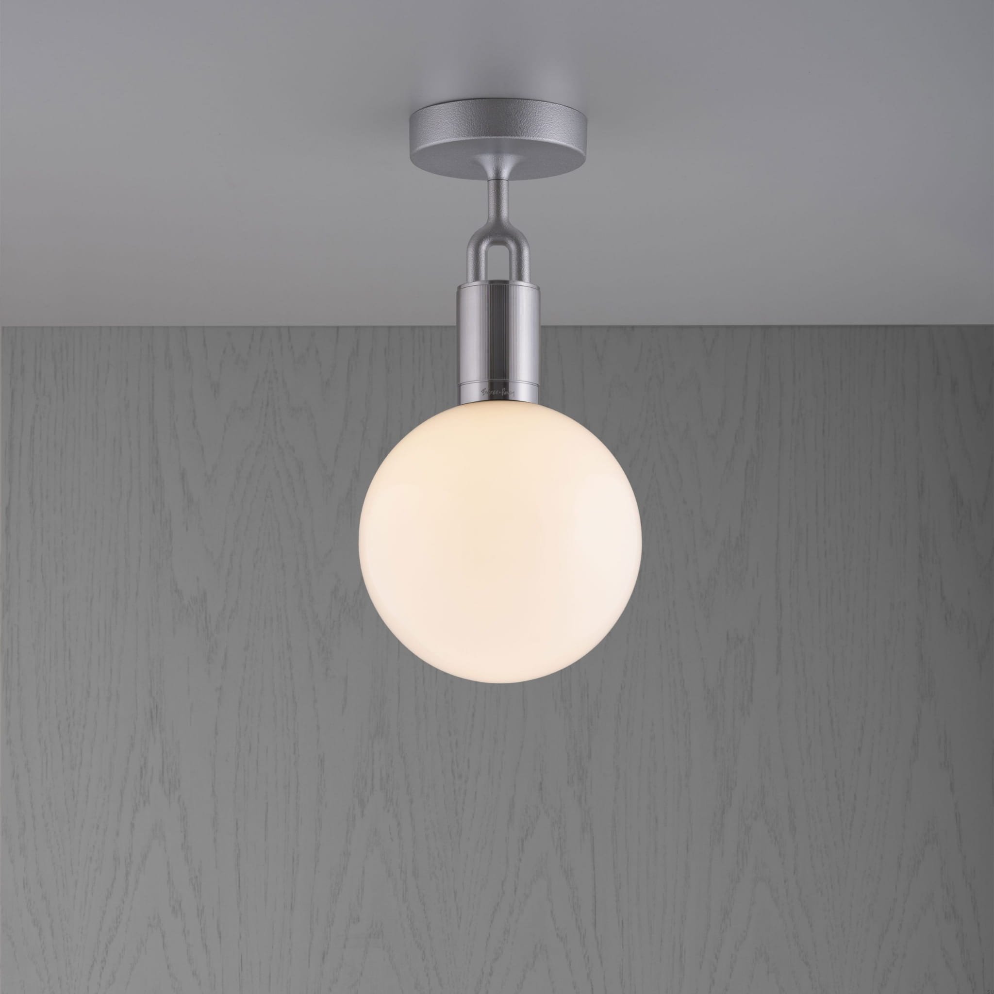 Lampa sufitowa z kloszem Forked M z Mlecznym Kloszem