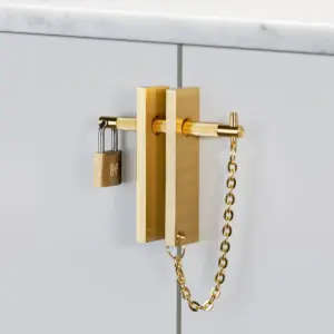 Uchwyt meblowy z zamkiem Precious Bar 70 – Złoty