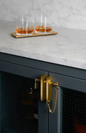 Uchwyt meblowy z zamkiem Precious Bar 70 – Złoty