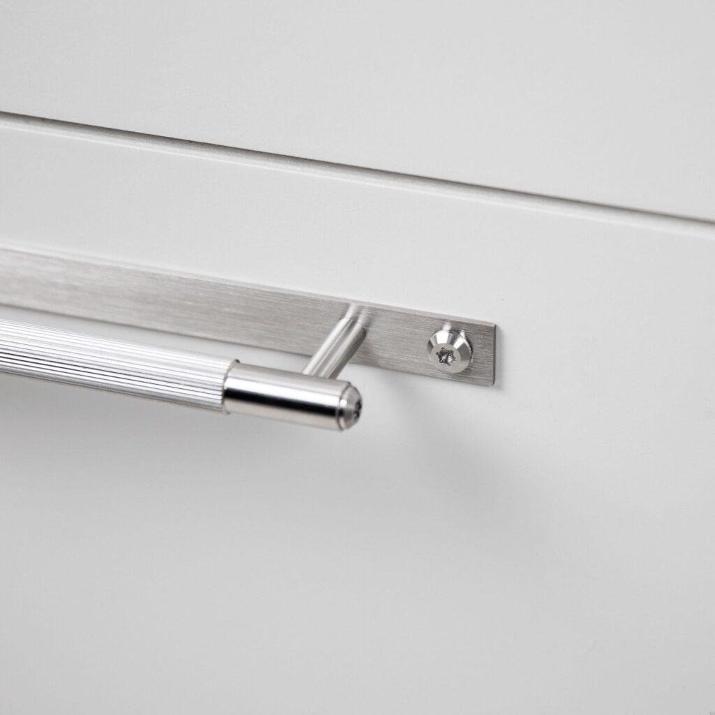 Uchwyt meblowy podłużny z podkładką Linear Plate 125 – Srebrny
