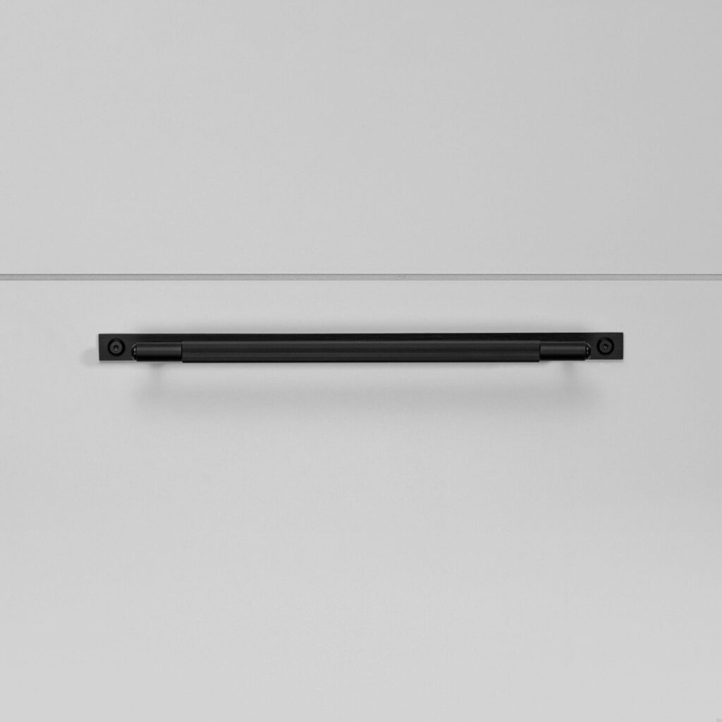 Uchwyt meblowy podłużny z podkładką Linear Plate 225 – Czarny