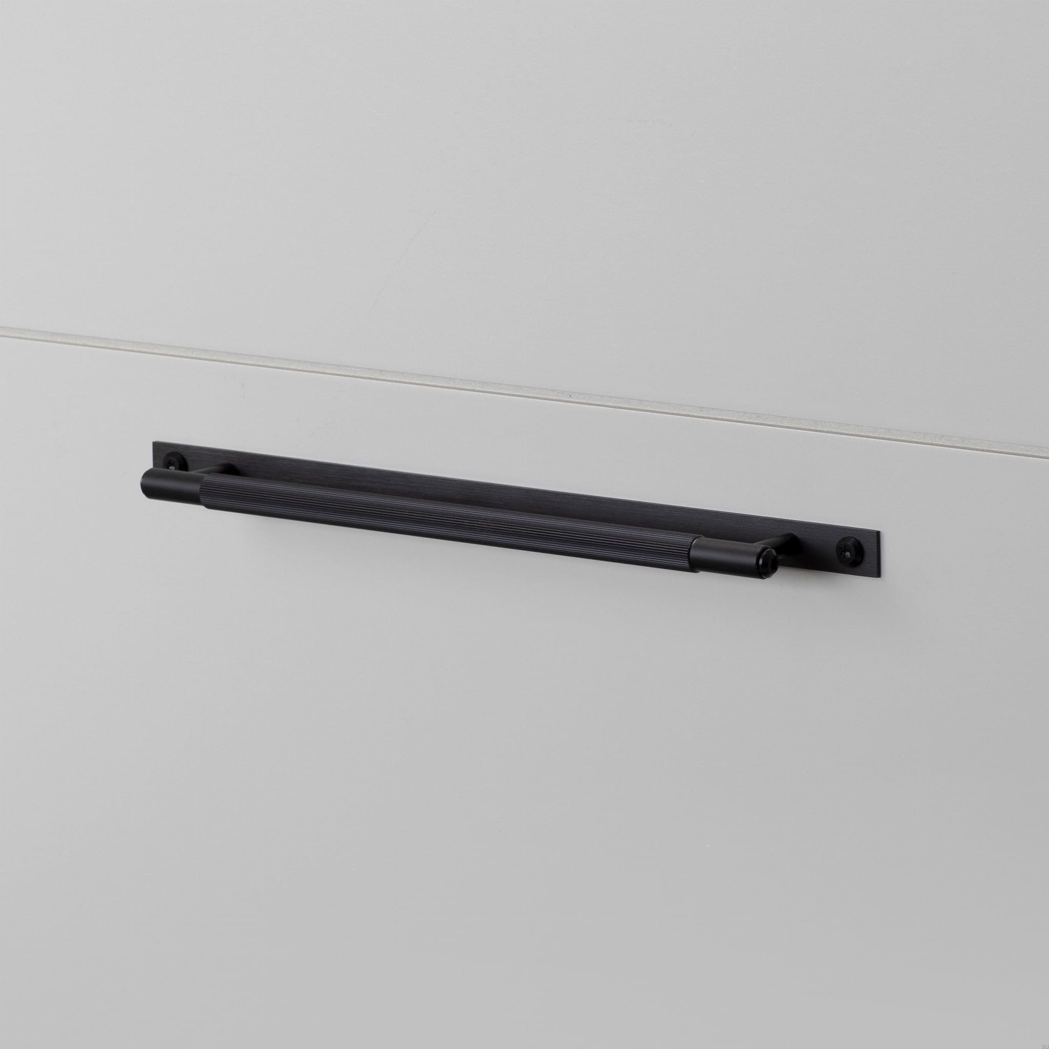 Uchwyt meblowy podłużny z podkładką Linear Plate 225 – Czarny