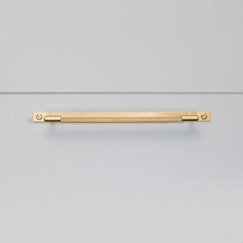 Uchwyt meblowy podłużny z podkładką Linear Plate 225 – Złoty
