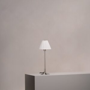 Cotswold mała plisowana lampa stołowa biały alabaster – Satynowy nikiel