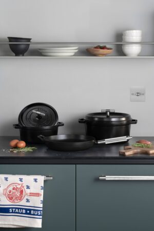 Patelnia Staub 28 cm ze m radełkowanym uchwytem – Czarny