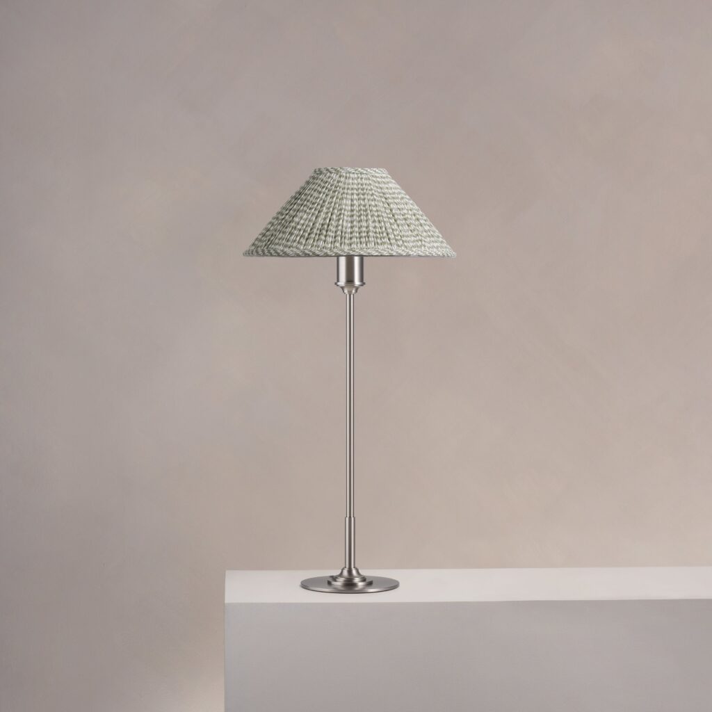 Cotswold średnia plisowana lampa stołowa zielony mech – Satynowy nikiel
