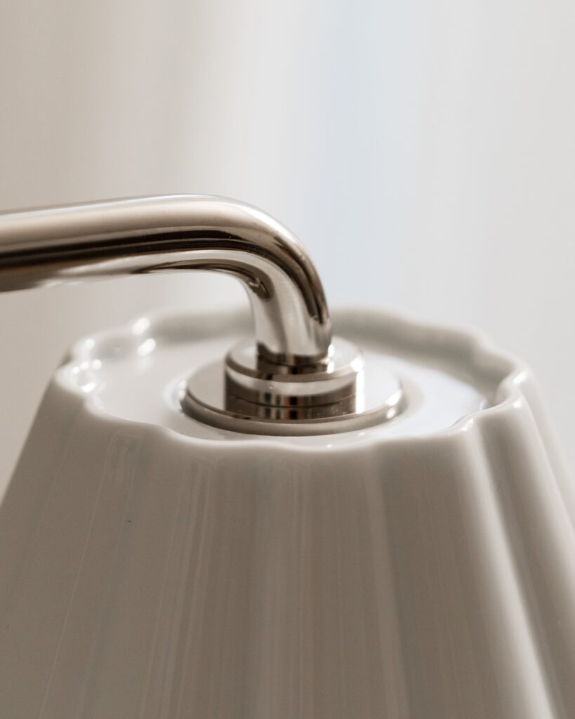 Cotswold podwójna lampa stołowa z delikatną porcelaną – Polerowany nikiel
