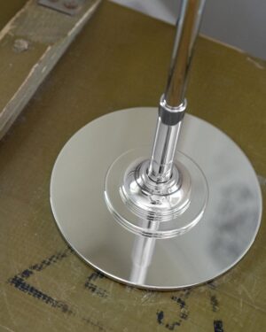 Cotswold średnia lampa stołowa z delikatną porcelaną – Polerowany nikiel