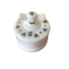 Ceramiczny natynkowy włącznik krzyżowy biały z niebieskim kwiatowym zdobieniem