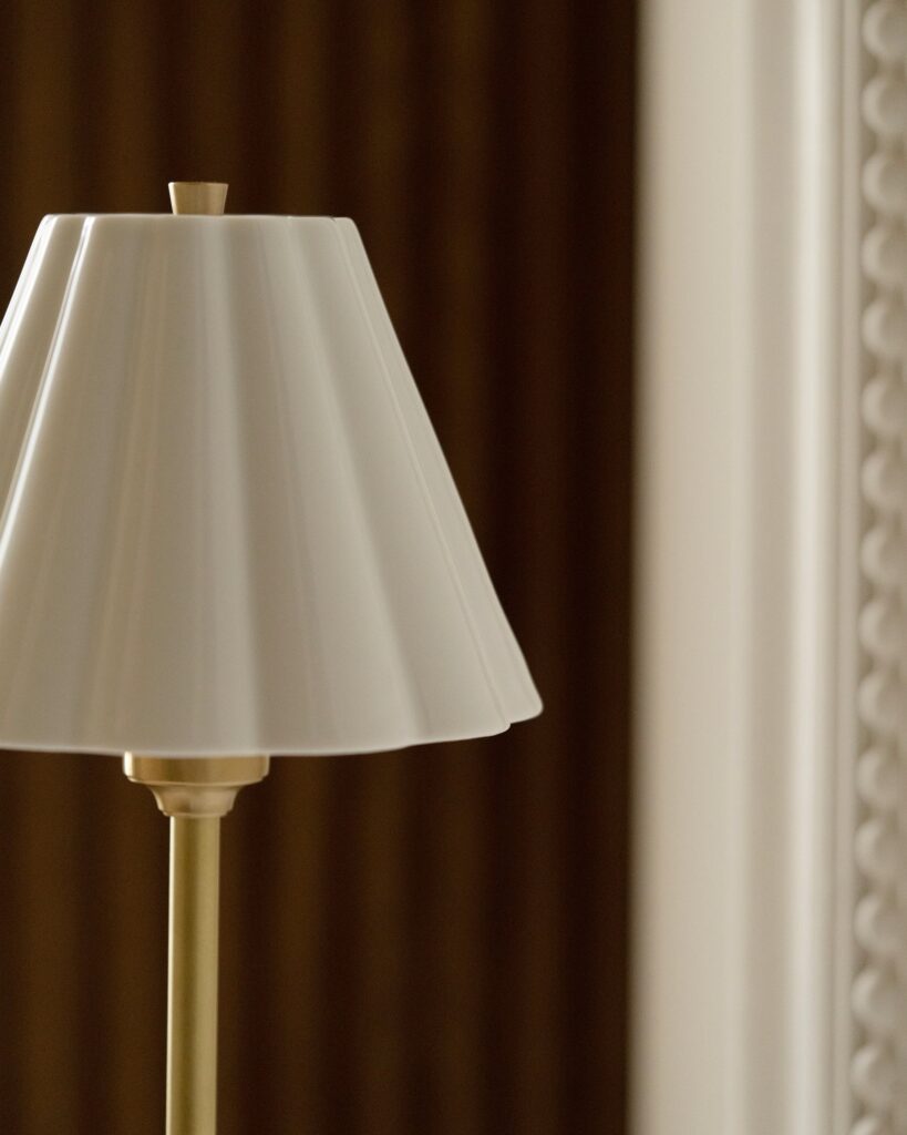 Cotswold mała lampa stołowa z delikatną porcelaną – Antyczny mosiądz