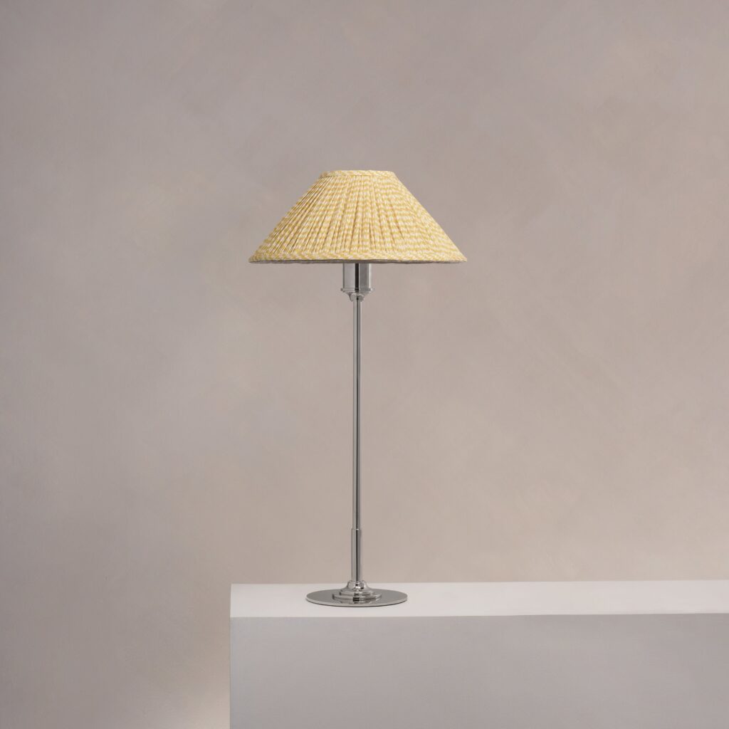 Cotswold średnia plisowana lampa stołowa lniany odcień żółci – Polerowany nikiel
