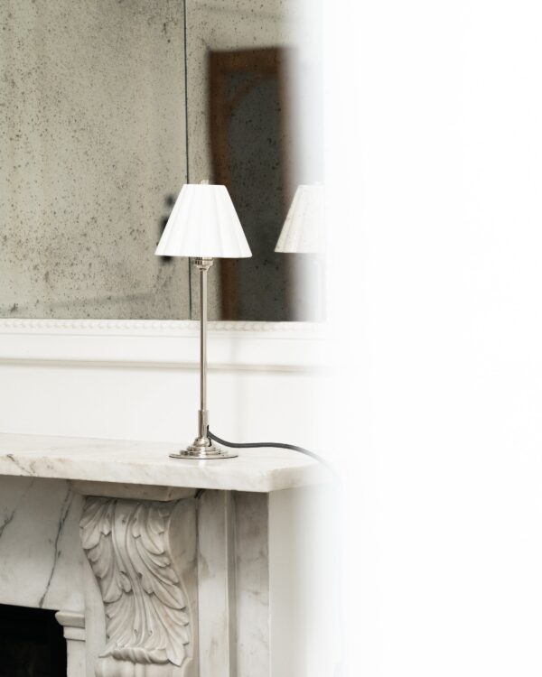 Cotswold mała lampa stołowa z delikatną porcelaną – Polerowany nikiel