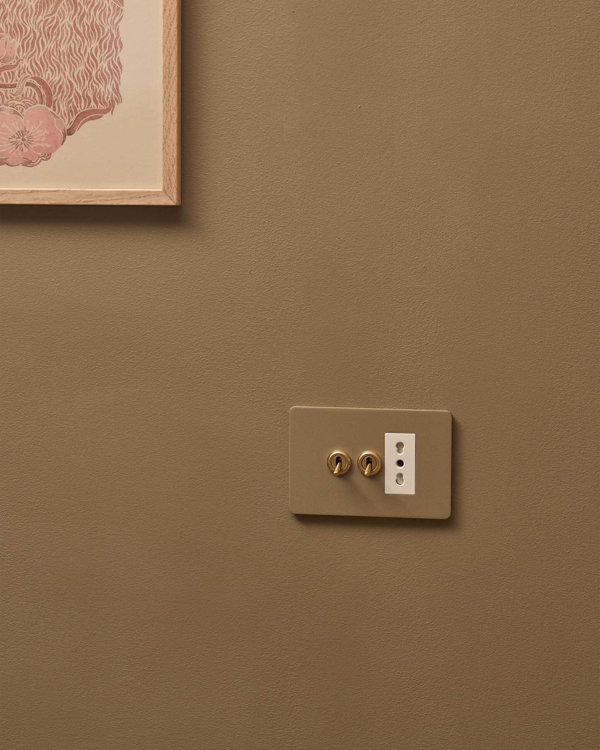 Grove 3-Module 2x Toggle Switch & Bipasso Socket – Paintable Antique Brass, Biały