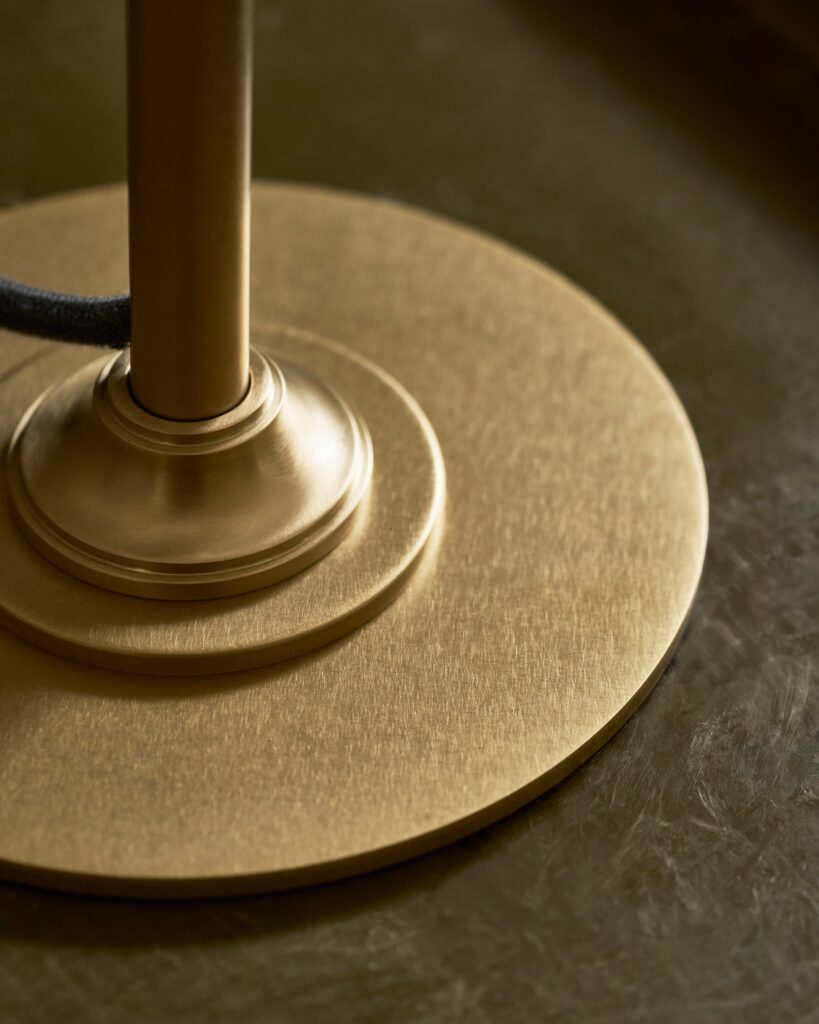 Cotswold średnia lampa stołowa z delikatną porcelaną – Antyczny mosiądz