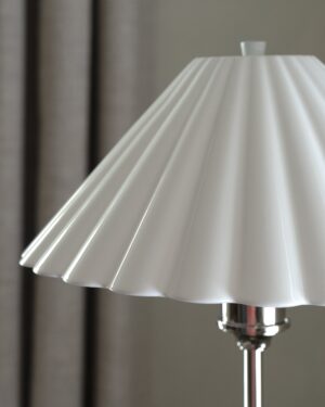 Cotswold średnia lampa stołowa z delikatną porcelaną – Polerowany nikiel