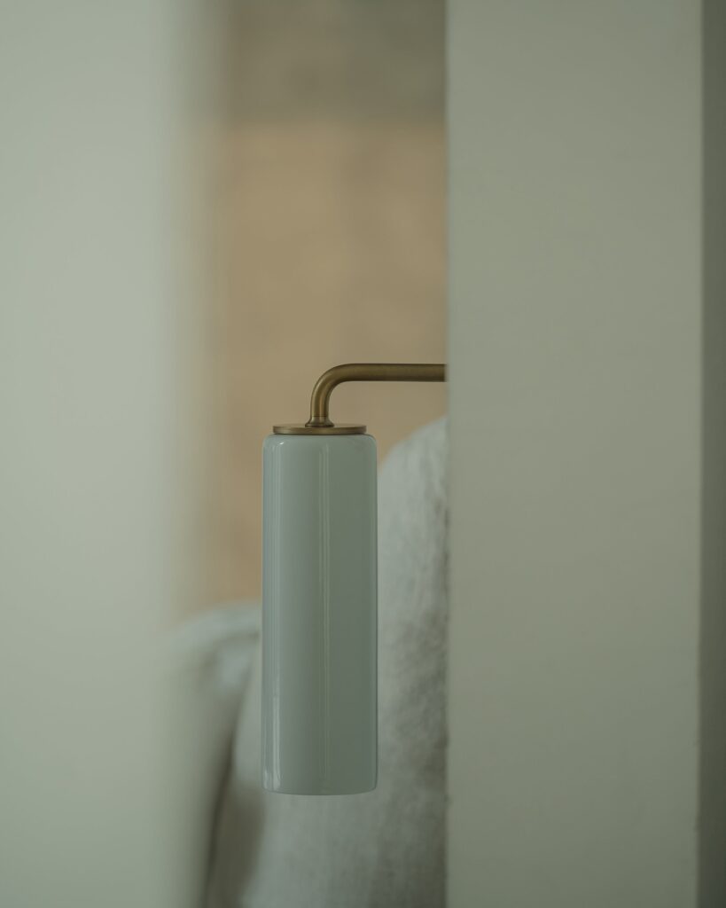 Claremont mały kinkiet ścienny z delikatną porcelaną – Antyczny mosiądz