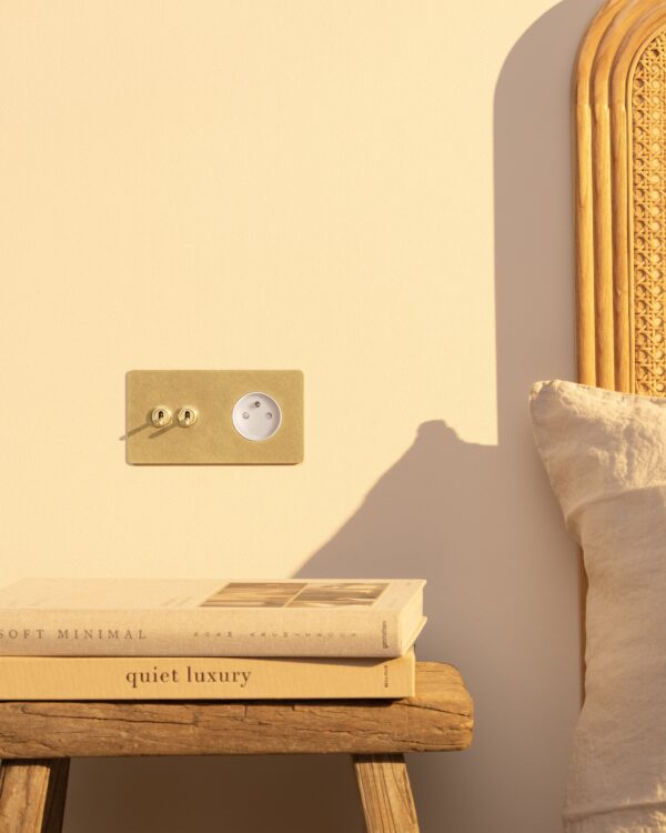Kew Włącznik dźwigniowy x 2 i gniazdo francusko/belgijskie typu E w podwójnej ramce – Antyczny mosiądz, Biały
