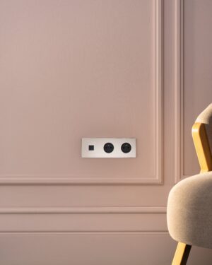 Kew Gniazdo USB-C 30 W i francusko/belgijskie typu E x 2 w potrójnej ramce – Polerowany nikiel, Czarny