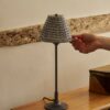 Cotswold średnia plisowana lampa stołowa niebieskoszary – Brąz
