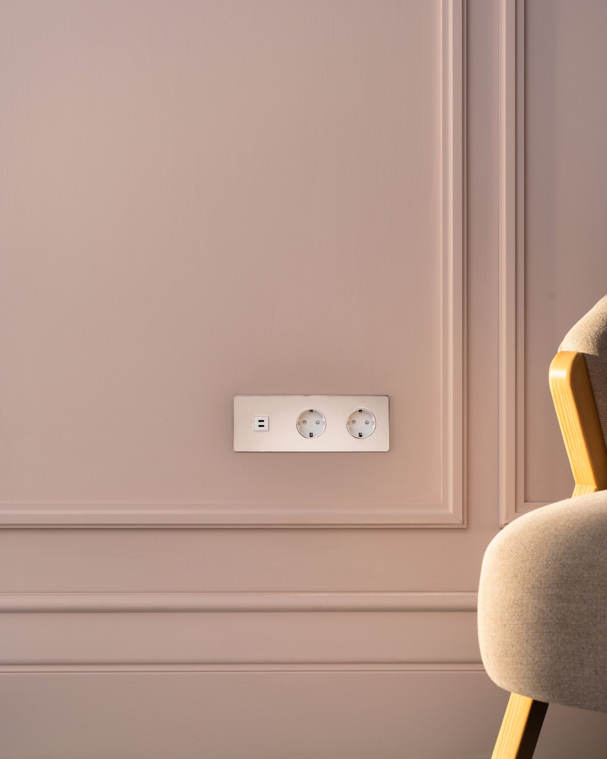 Kew Gniazdo USB-C 30 W i Schuko typu F x 2 w potrójnej ramce – Polerowany nikiel, Biały
