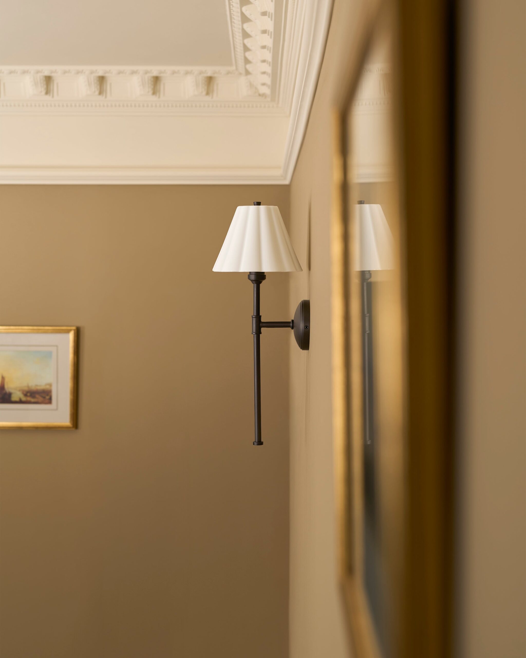 Cotswold kinkiet ścienny z delikatną porcelaną – Brąz