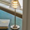 Cotswold lampa stołowa z ryflowanym szkłem z możliwością ładowania – Antyczny mosiądz