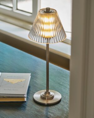 Cotswold lampa stołowa z ryflowanym szkłem z możliwością ładowania – Antyczny mosiądz