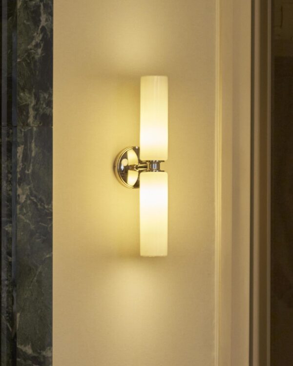 Claremont średni kinkiet ścienny z delikatną porcelaną – Polerowany nikiel