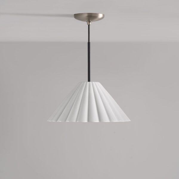 Cotswold średnia lampa wisząca z delikatną porcelaną – Satynowy nikiel
