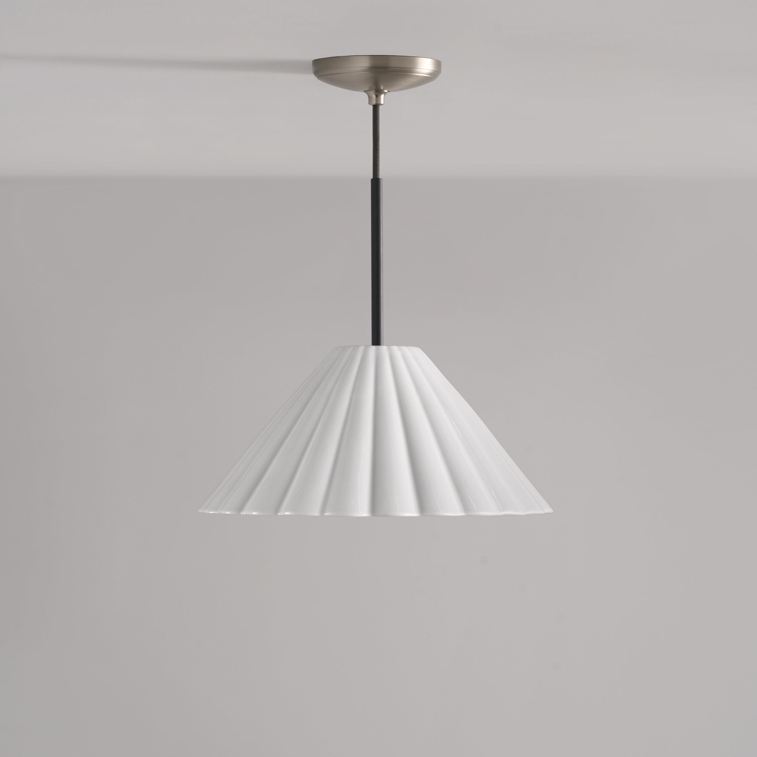 Cotswold średnia lampa wisząca z delikatną porcelaną – Satynowy nikiel