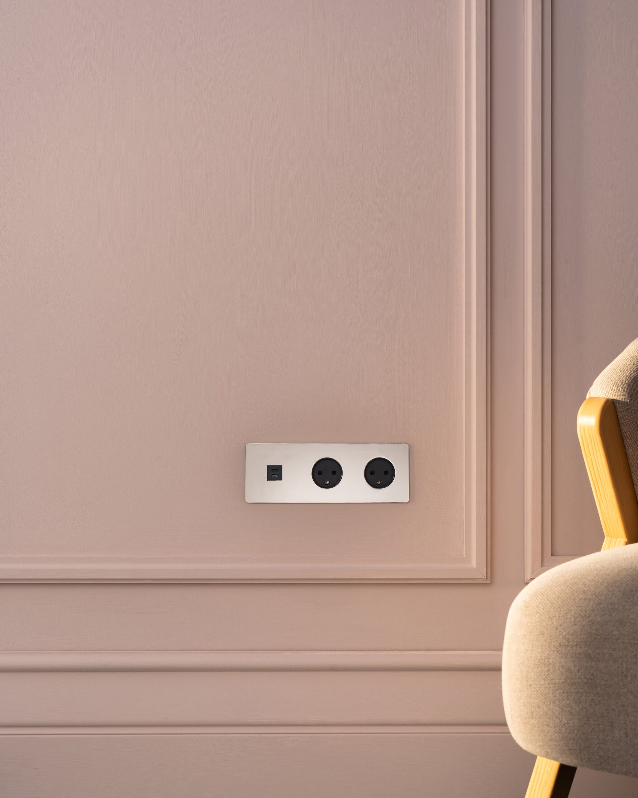 Kew Gniazdo USB-C 30 W i duńskie typu K x 2 w potrójnej ramce – Polerowany nikiel, Czarny