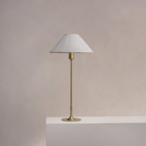 Cotswold średnia plisowana lampa stołowa biały alabaster – Antyczny mosiądz