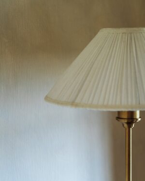 Cotswold średnia plisowana lampa stołowa biały alabaster – Antyczny mosiądz