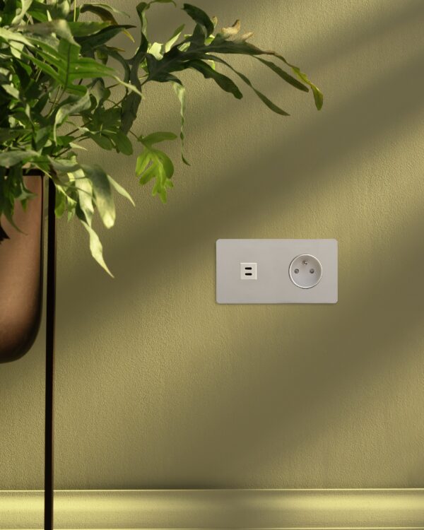 Kew Gniazdo USB-C 30 W i francusko/belgijskie typu E w podwójnej ramce – Polerowany nikiel, Biały