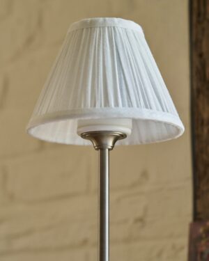 Cotswold plisowana lampa stołowa biały alabaster z możliwością ładowania – Satynowy nikiel