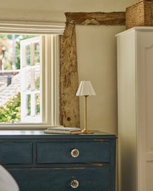 Cotswold lampa stołowa z delikatną porcelaną z możliwością ładowania – Antyczny mosiądz