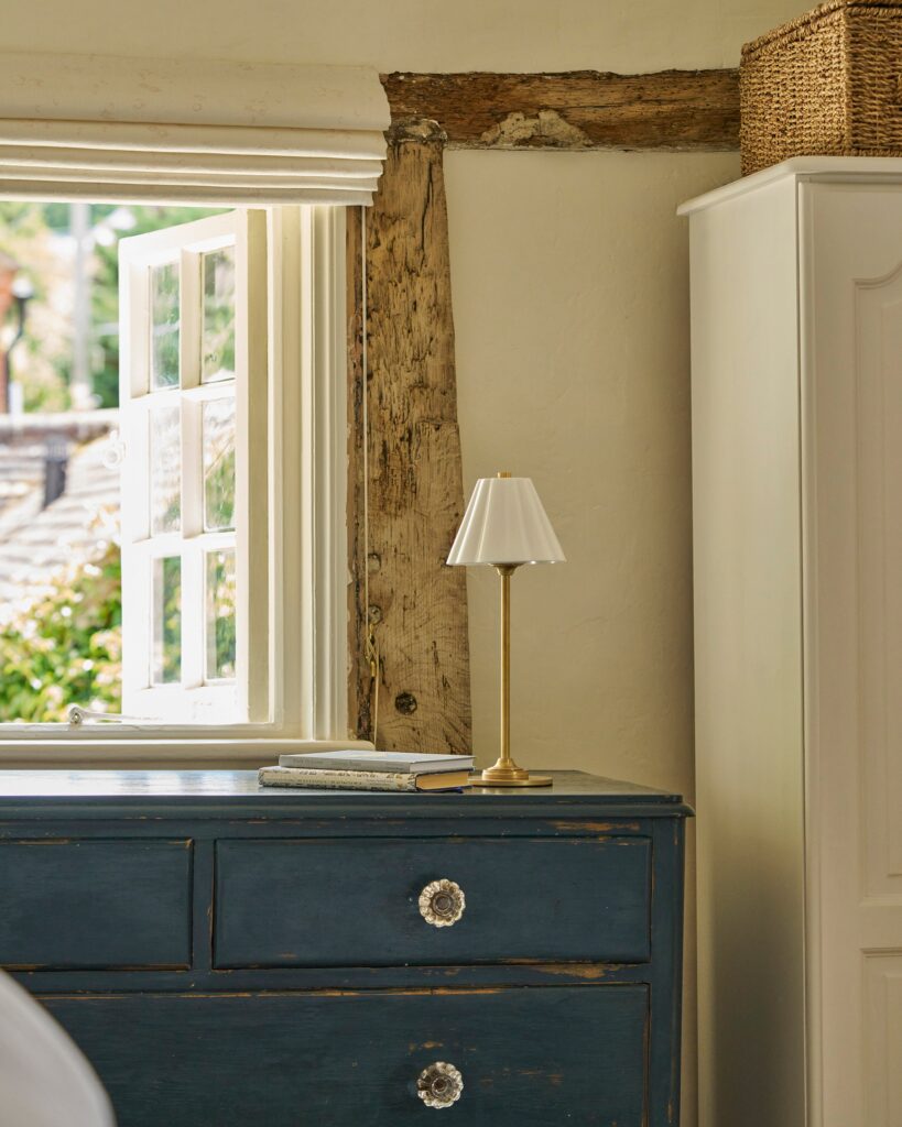 Cotswold lampa stołowa z delikatną porcelaną z możliwością ładowania – Antyczny mosiądz