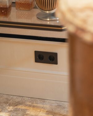 Kew Gniazdo Schuko typu F x 2 w podwójnej ramce – Brąz, Czarny