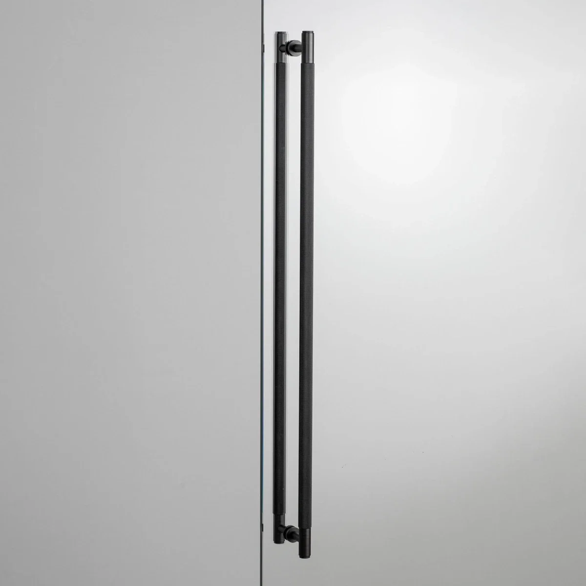 Uchwyt meblowy podłużny dwustronny Pull Bar Cross 724 – Czarny