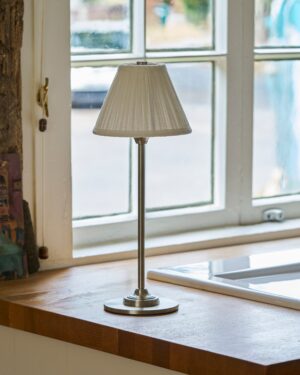 Cotswold plisowana lampa stołowa biały alabaster z możliwością ładowania – Satynowy nikiel