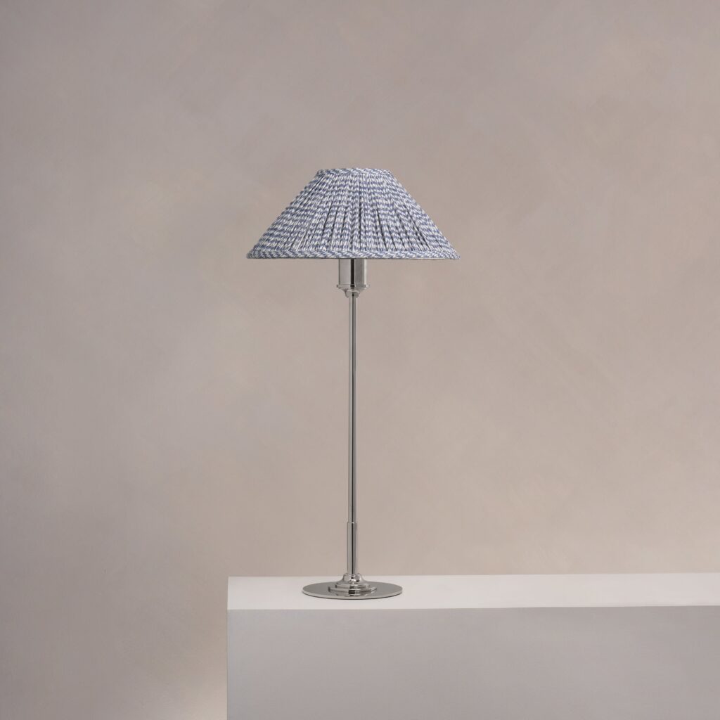 Cotswold średnia plisowana lampa stołowa niebieskoszary – Polerowany nikiel