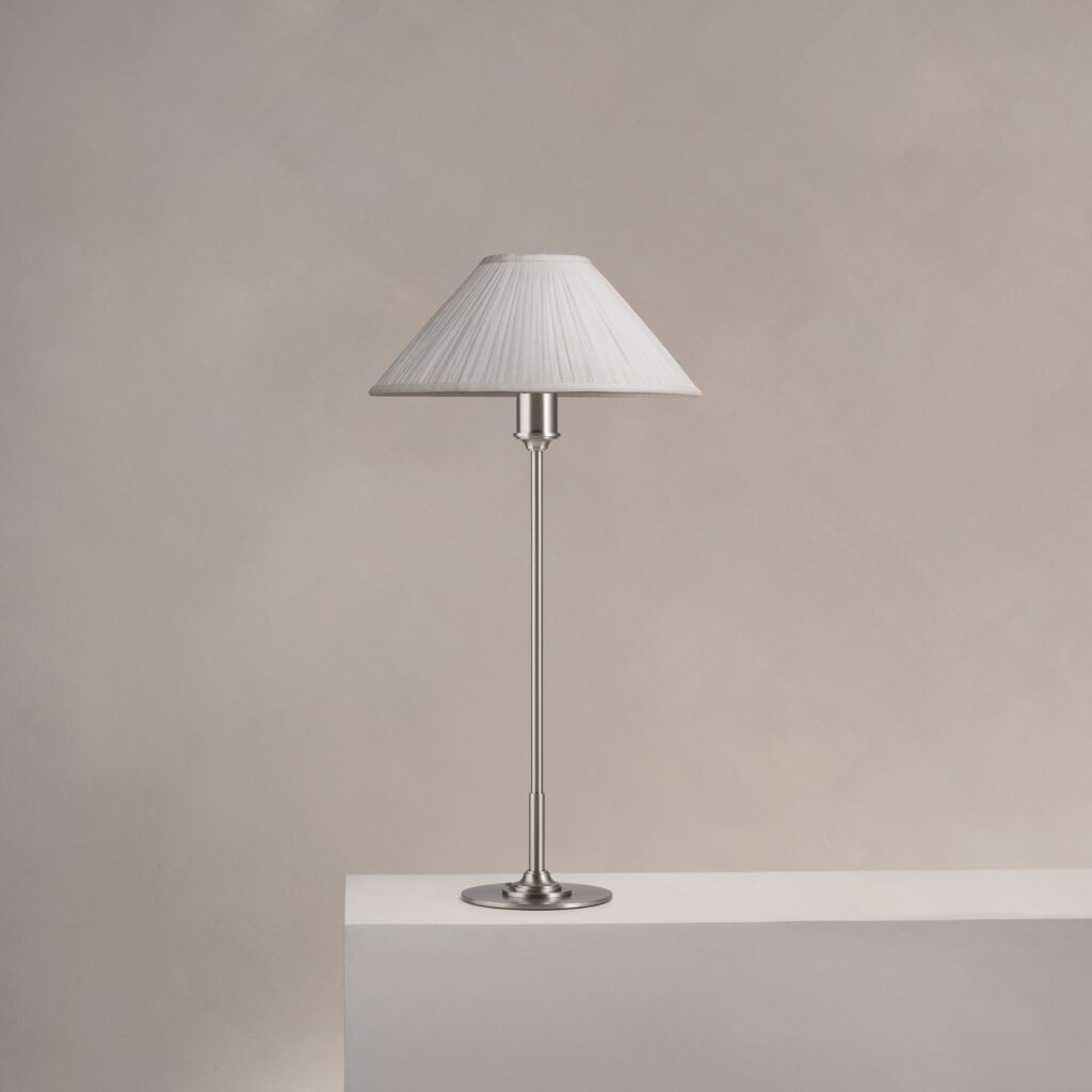 Cotswold średnia plisowana lampa stołowa biały alabaster – Satynowy nikiel