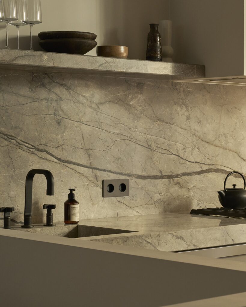Grove Gniazdo Schuko typu F x 2 w podwójnej ramce – Brąz, Czarny