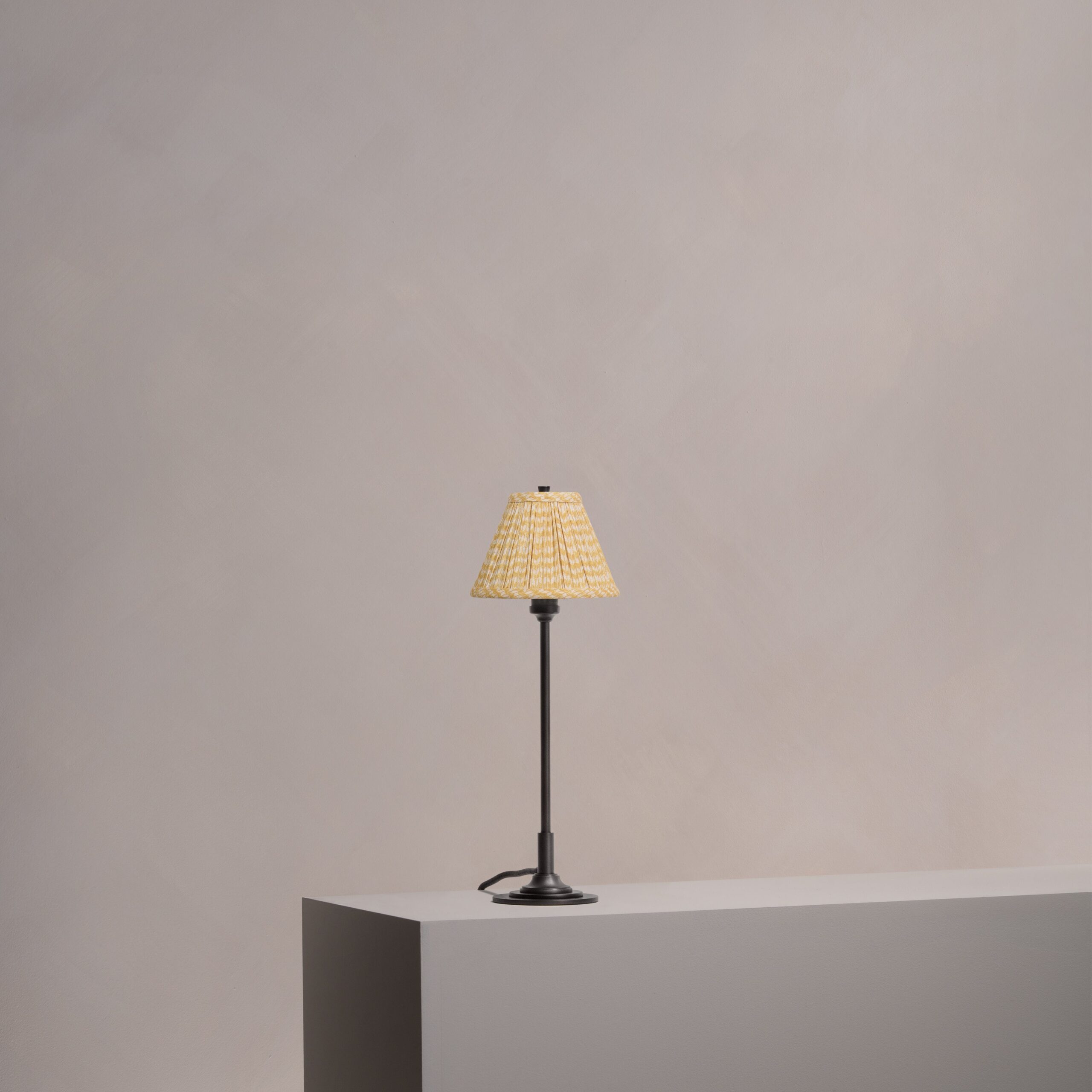 Cotswold mała plisowana lampa stołowa lniany odcień żółci – Brąz
