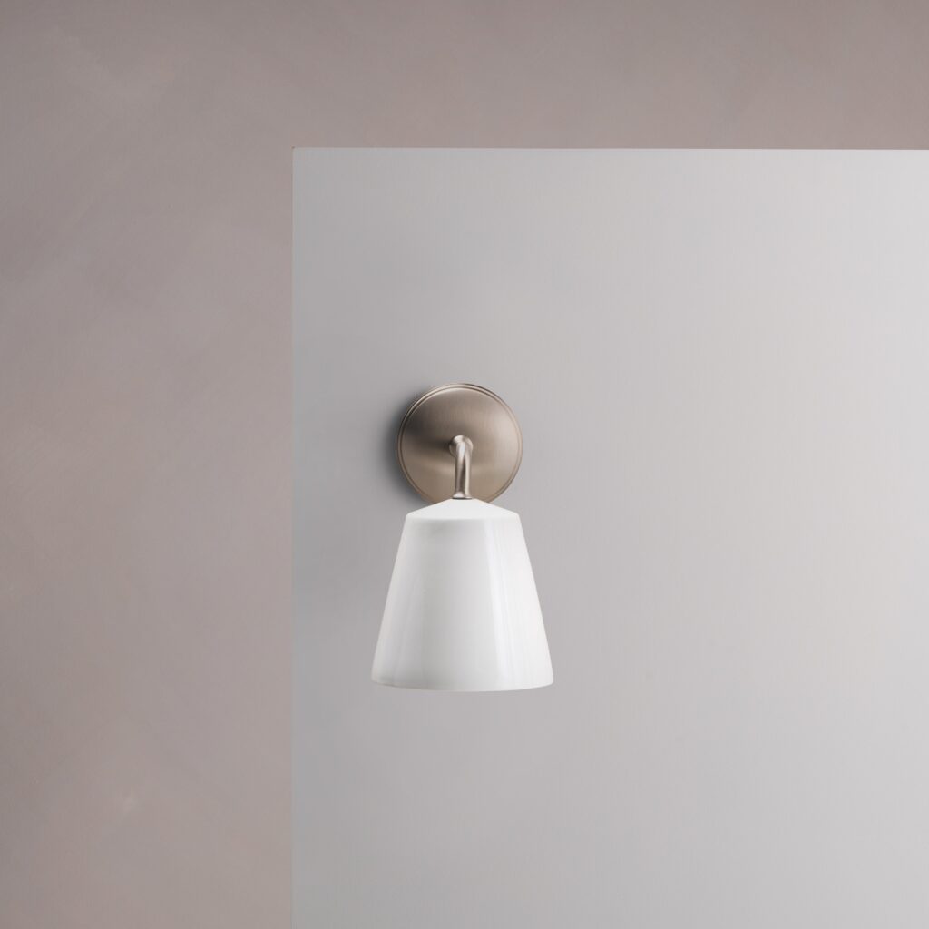 Richmond średni kinkiet ścienny z delikatną porcelaną – Satynowy nikiel