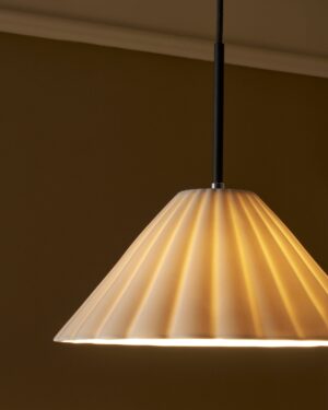 Cotswold średnia lampa wisząca z delikatną porcelaną – Polerowany nikiel