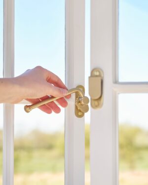 Southbank lewostronna klamka z zaczepem i blokadą do okna typu Casement – Antyczny mosiądz