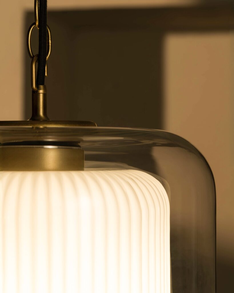 Windsor duża lampa wisząca z opalowym szkłem – Antyczny mosiądz
